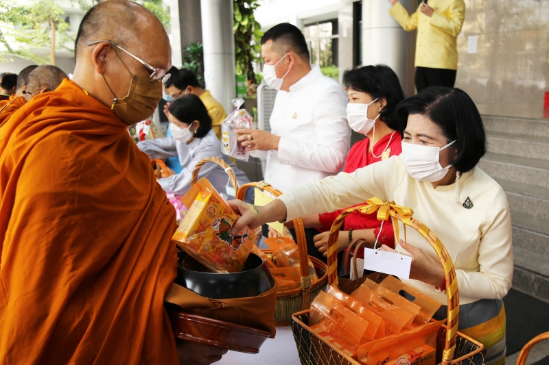 พิธีทำบุญตักบาตรข้าวสารอาหารแห้ง คณะสงฆ์จากวัดพระราม 9 กาญจนาภิเษก พระอารามหลวง