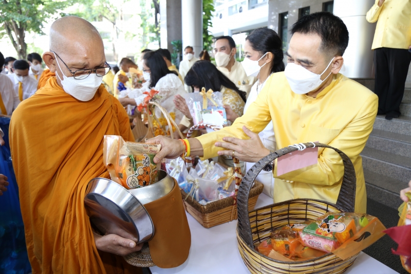 พิธีทำบุญตักบาตรข้าวสารอาหารแห้ง คณะสงฆ์จากวัดราชคฤห์วรวิหาร พระอารามหลวง เพื่อน้อมอุทิศถวายเป็นพระราชกุศลแด่ พระบาทสมเด็จพระบร