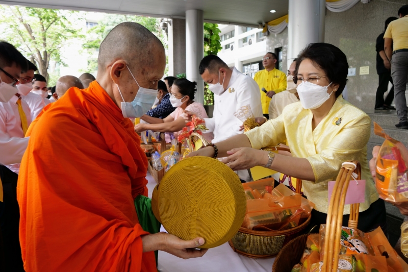 พิธีทำบุญตักบาตรข้าวสารอาหารแห้ง คณะสงฆ์จากวัดระฆังโฆสิตารามวรมหาวิหาร พระอารามหลวง เนื่องในเทศกาลขึ้นปีใหม่ พุทธศักราช 2566