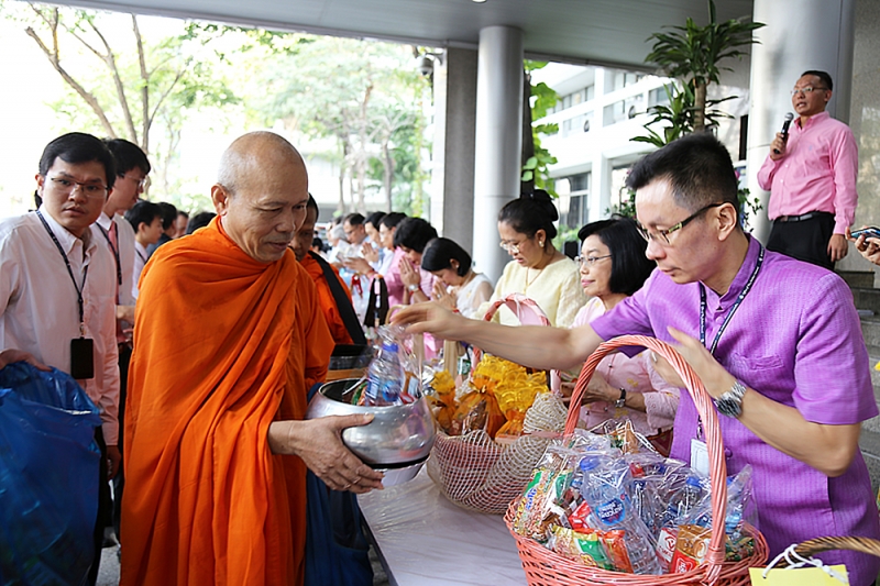 พิธีทำบุญตักบาตรข้าวสารอาหารแห้ง เดือนกุมภาพันธ์