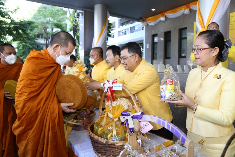 พิธีเจริญพระพุทธมนต์และทำบุญตักบาตร 