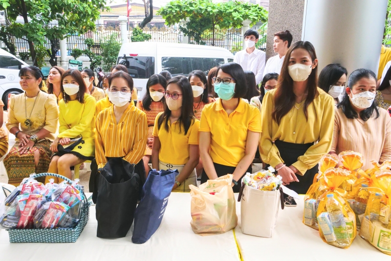 ทำบุญตักบาตร