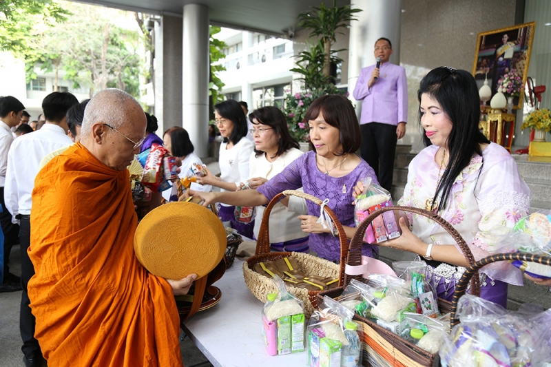 พิธีทำบุญตักบาตรข้าวสารอาหารแห้ง เดือนเมษายน 2562