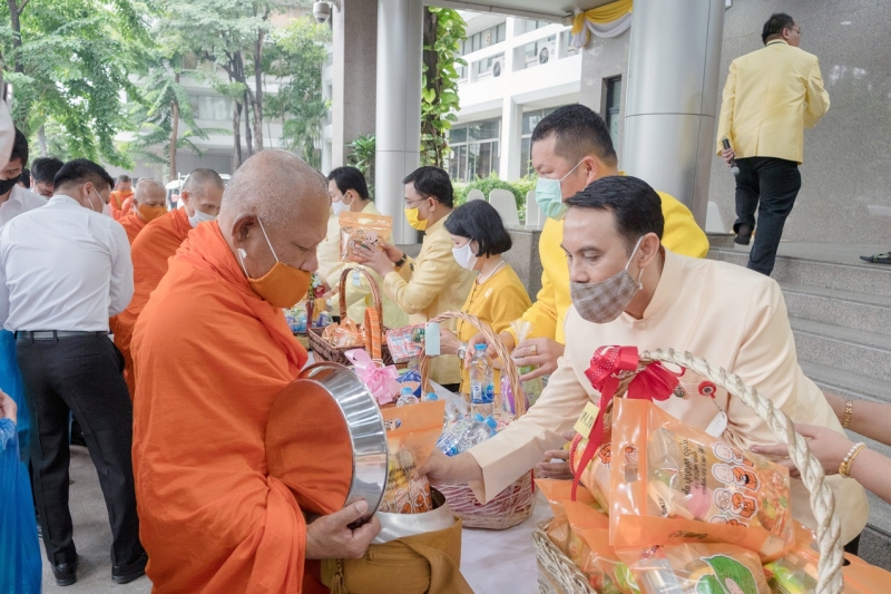 พิธีทำบุญตักบาตรข้าวสารอาหารแห้ง คณะสงฆ์จากวัดระฆังโฆสิตารามวรมหาวิหาร พระอารามหลวง เพื่อน้อมอุทิศถวายเป็นพระราชกุศลแด่พระบาทสมเ