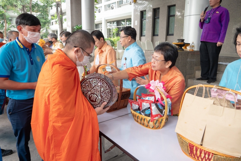 พิธีทำบุญตักบาตรข้าวสารอาหารแห้ง คณะสงฆ์จากวัดอินทรวิหาร พระอารามหลวง