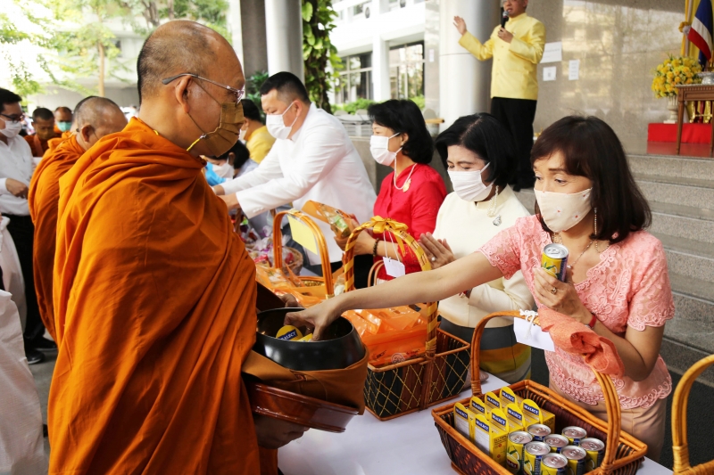 พิธีทำบุญตักบาตรข้าวสารอาหารแห้ง คณะสงฆ์จากวัดพระราม 9 กาญจนาภิเษก พระอารามหลวง