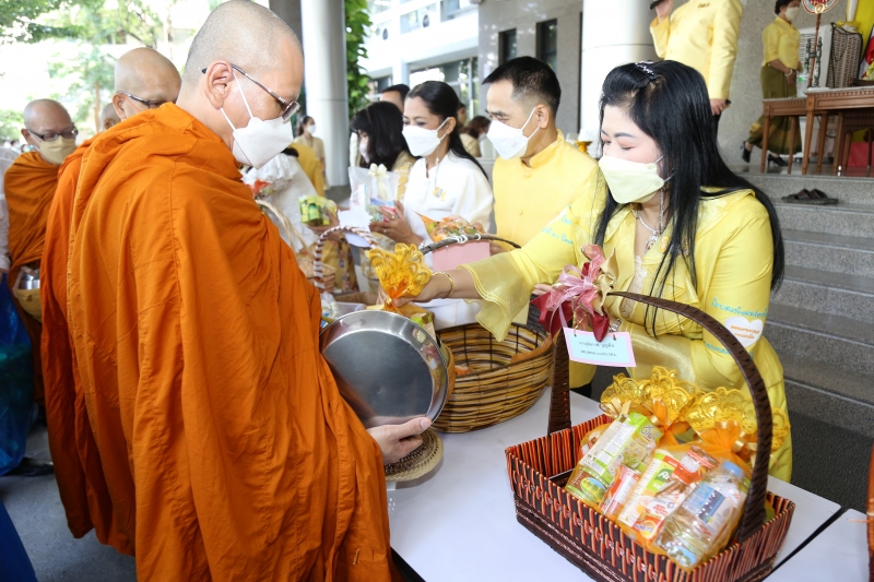 พิธีทำบุญตักบาตรข้าวสารอาหารแห้ง คณะสงฆ์จากวัดราชคฤห์วรวิหาร พระอารามหลวง เพื่อน้อมอุทิศถวายเป็นพระราชกุศลแด่ พระบาทสมเด็จพระบร
