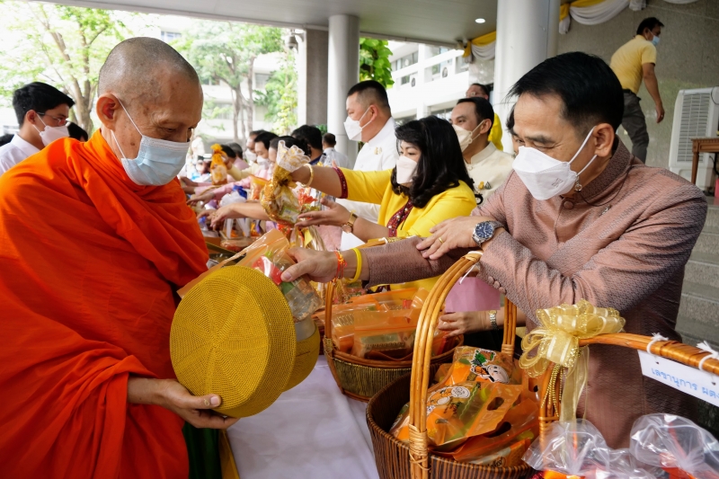 พิธีทำบุญตักบาตรข้าวสารอาหารแห้ง คณะสงฆ์จากวัดระฆังโฆสิตารามวรมหาวิหาร พระอารามหลวง เนื่องในเทศกาลขึ้นปีใหม่ พุทธศักราช 2566