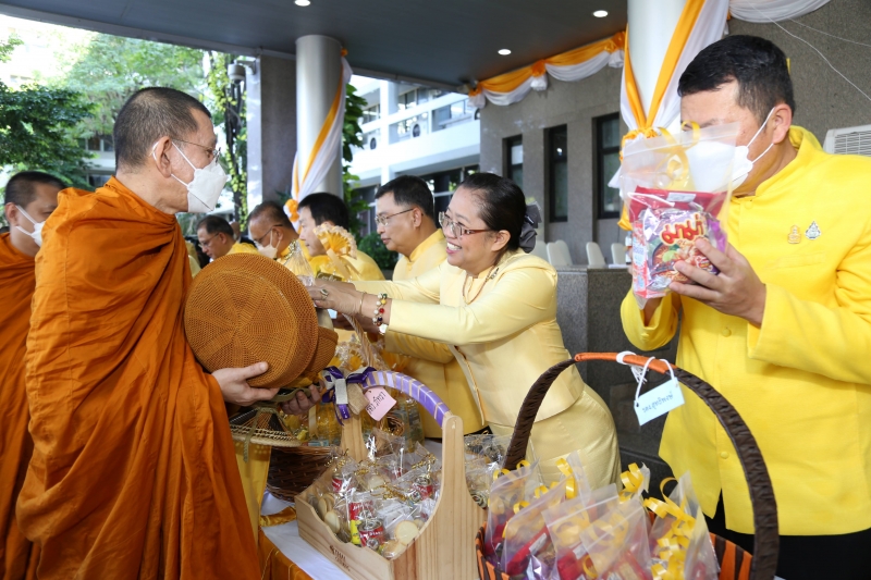 พิธีเจริญพระพุทธมนต์และทำบุญตักบาตร 