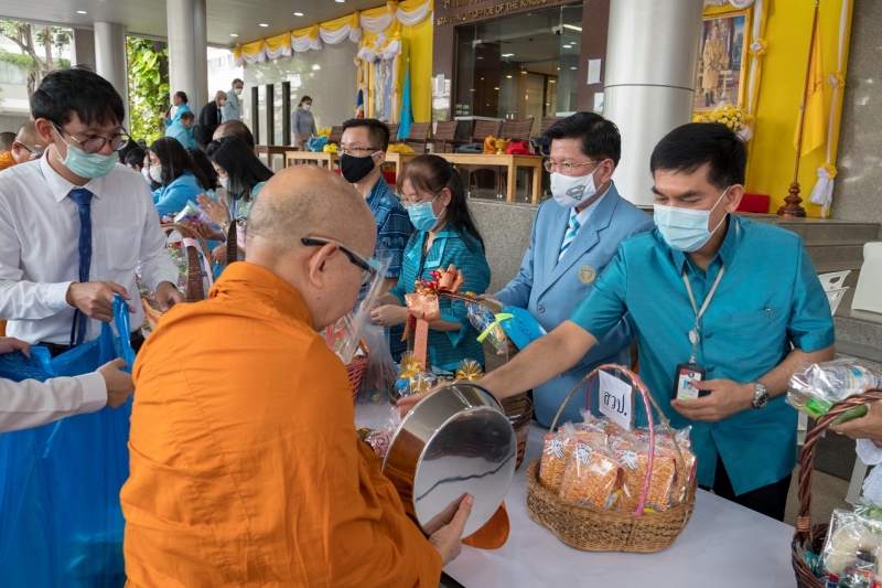 พิธีทำบุญตักบาตรข้าวสารอาหารแห้ง คณะสงฆ์จำนวน 9 รูป จากวัดเทพธิดารามวรวิหาร พระอารามหลวง เพื่อน้อมถวายเป็นพระราชกุศลและถวายพระพร