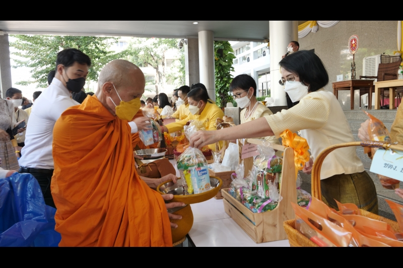 พิธีทำบุญตักบาตรข้าวสารอาหารแห้ง คณะสงฆ์จากวัดราชคฤห์วรวิหาร พระอารามหลวง เพื่อน้อมอุทิศถวายเป็นพระราชกุศลแด่ พระบาทสมเด็จพระบร