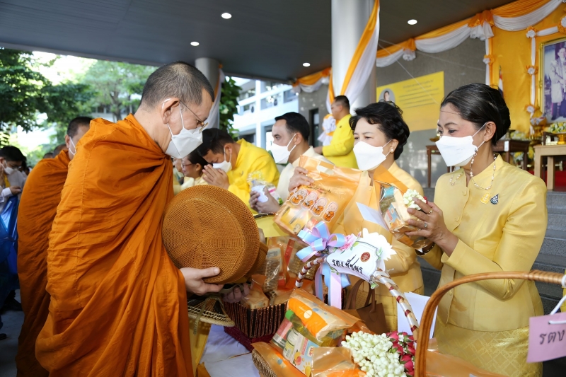 พิธีเจริญพระพุทธมนต์และทำบุญตักบาตร 