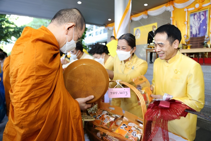 พิธีเจริญพระพุทธมนต์และทำบุญตักบาตร 