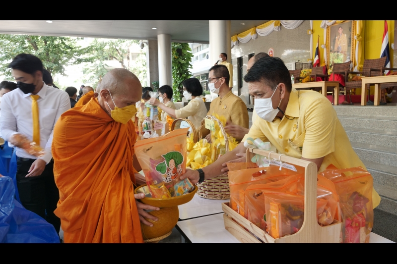 พิธีทำบุญตักบาตรข้าวสารอาหารแห้ง คณะสงฆ์จากวัดราชคฤห์วรวิหาร พระอารามหลวง เพื่อน้อมอุทิศถวายเป็นพระราชกุศลแด่ พระบาทสมเด็จพระบร