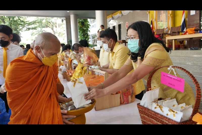 พิธีทำบุญตักบาตรข้าวสารอาหารแห้ง คณะสงฆ์จากวัดราชคฤห์วรวิหาร พระอารามหลวง เพื่อน้อมอุทิศถวายเป็นพระราชกุศลแด่ พระบาทสมเด็จพระบร
