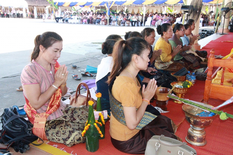 พิธีถวายผ้าไตรพระราชทาน