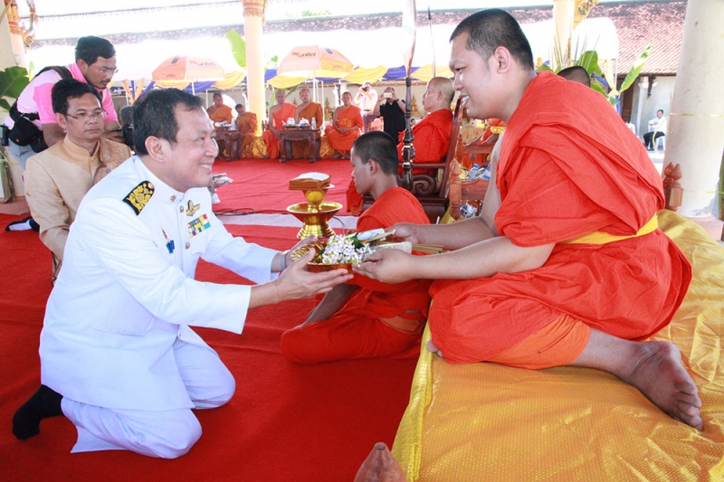 พิธีถวายผ้าไตรพระราชทาน