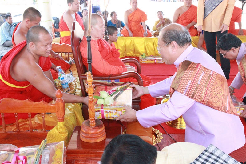 พิธีถวายผ้าไตรพระราชทาน