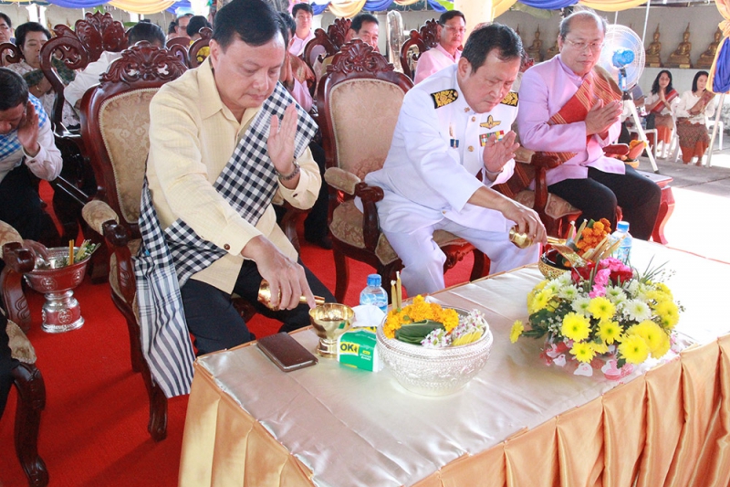 พิธีถวายผ้าไตรพระราชทาน