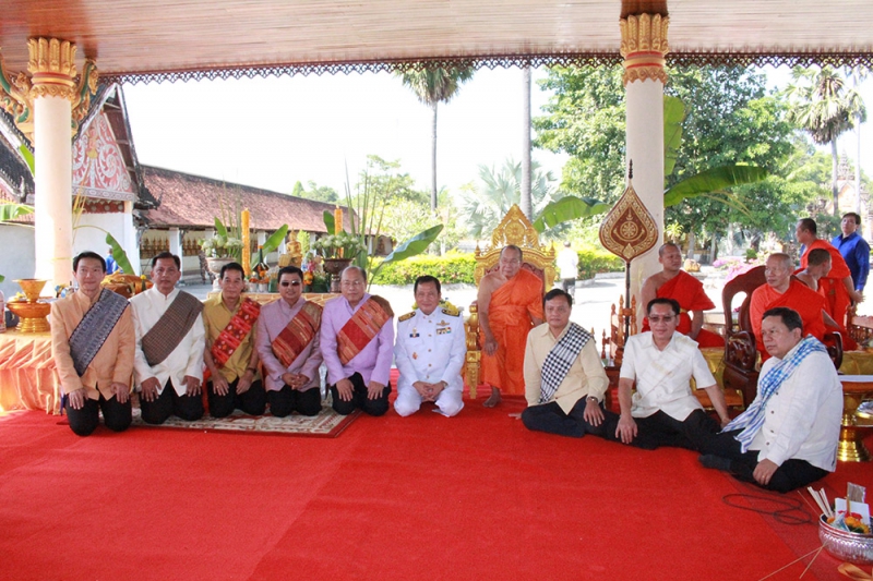 พิธีถวายผ้าไตรพระราชทาน