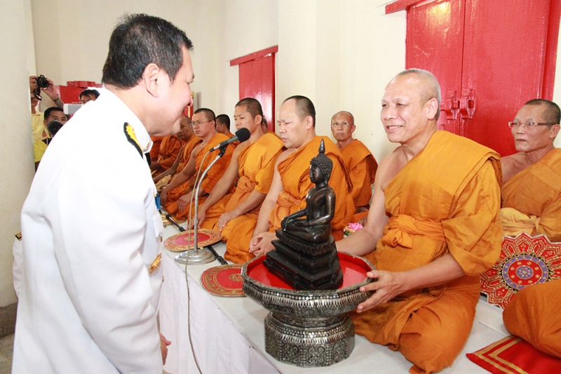 ประธานคณะกรรมการตรวจเงินแผ่นดินรับของที่ระลึก