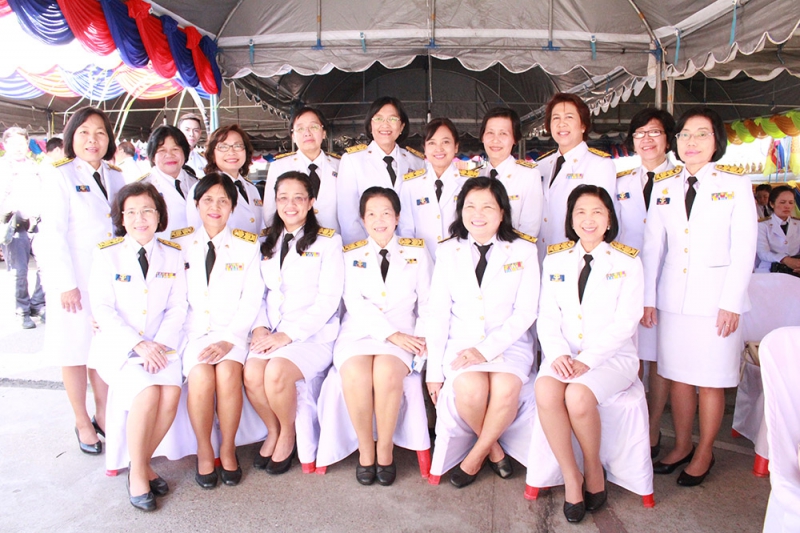 ผู้บริหารร่วมถ่ายภาพในพิธีถวายผ้าพระกฐินพระราชทาน