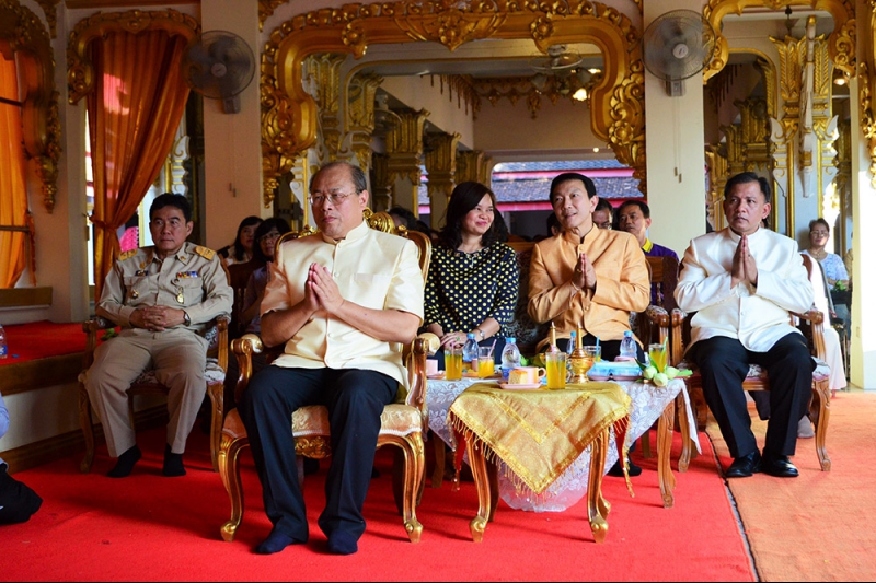 ผู้ว่าการตรวจเงินแผ่นดินและคณะไหว้พระ