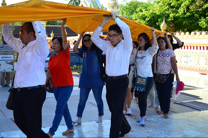 ผู้ว่าการตรวจเงินแผ่นดินและคณะร่วมพิธีห่มผ้าองค์พระธาตุพนม 