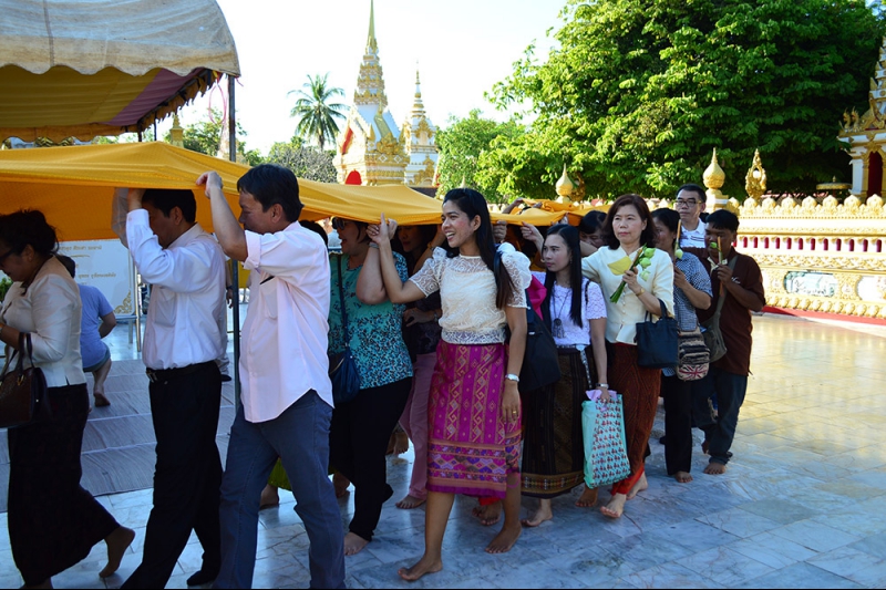 ผู้ว่าการตรวจเงินแผ่นดินและคณะร่วมพิธีห่มผ้าองค์พระธาตุพนม 