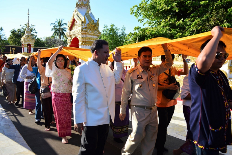 ผู้ว่าการตรวจเงินแผ่นดินและคณะร่วมพิธีห่มผ้าองค์พระธาตุพนม 
