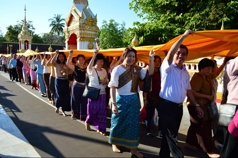 ผู้ว่าการตรวจเงินแผ่นดินและคณะร่วมพิธีห่มผ้าองค์พระธาตุพนม 