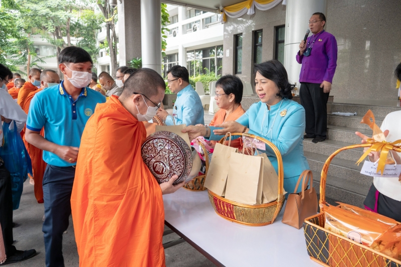 พิธีทำบุญตักบาตรข้าวสารอาหารแห้ง คณะสงฆ์จากวัดอินทรวิหาร พระอารามหลวง