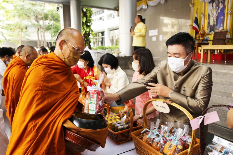 พิธีทำบุญตักบาตรข้าวสารอาหารแห้ง คณะสงฆ์จากวัดพระราม 9 กาญจนาภิเษก พระอารามหลวง