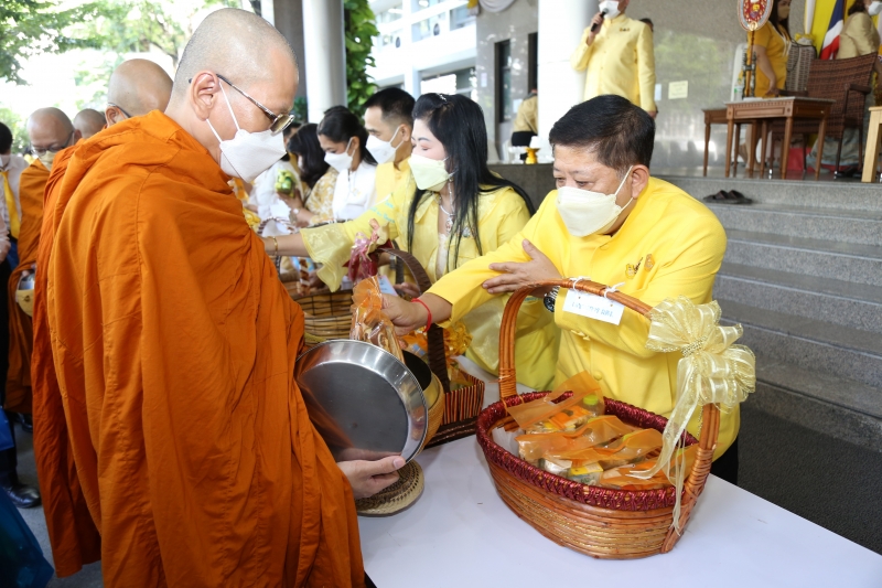 พิธีทำบุญตักบาตรข้าวสารอาหารแห้ง คณะสงฆ์จากวัดราชคฤห์วรวิหาร พระอารามหลวง เพื่อน้อมอุทิศถวายเป็นพระราชกุศลแด่ พระบาทสมเด็จพระบร