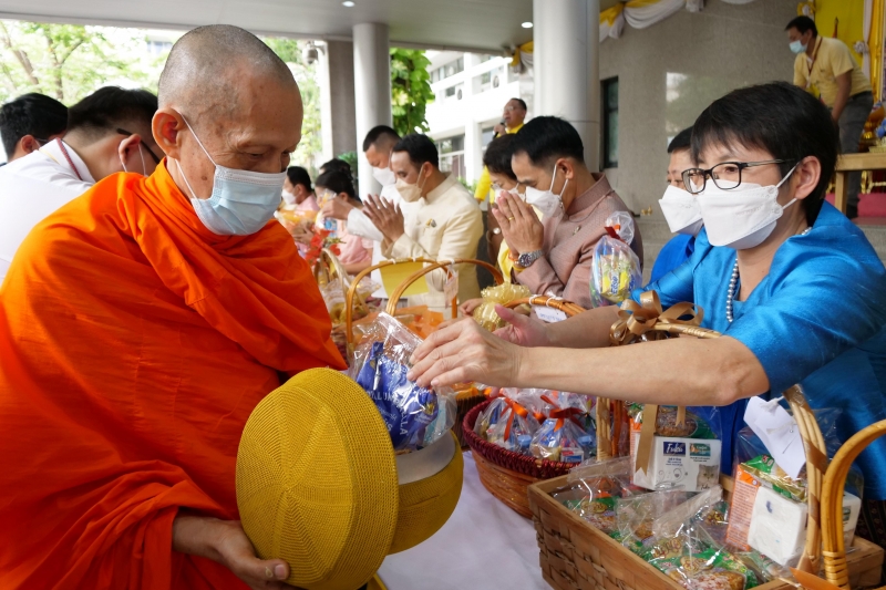พิธีทำบุญตักบาตรข้าวสารอาหารแห้ง คณะสงฆ์จากวัดระฆังโฆสิตารามวรมหาวิหาร พระอารามหลวง เนื่องในเทศกาลขึ้นปีใหม่ พุทธศักราช 2566