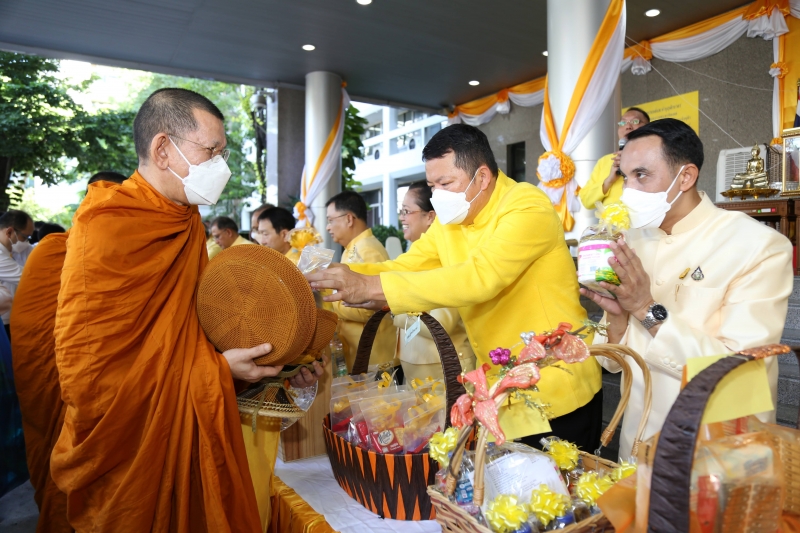 พิธีเจริญพระพุทธมนต์และทำบุญตักบาตร 