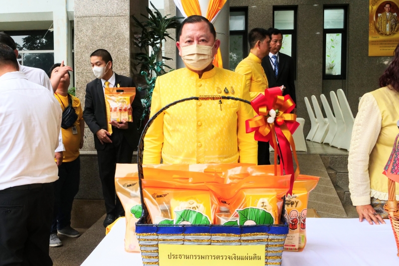 ทำบุญตักบาตร