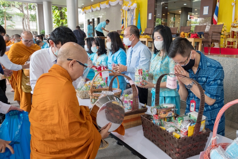 พิธีทำบุญตักบาตรข้าวสารอาหารแห้ง คณะสงฆ์จำนวน 9 รูป จากวัดเทพธิดารามวรวิหาร พระอารามหลวง เพื่อน้อมถวายเป็นพระราชกุศลและถวายพระพร