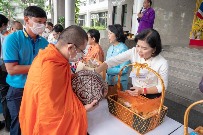 พิธีทำบุญตักบาตรข้าวสารอาหารแห้ง คณะสงฆ์จากวัดอินทรวิหาร พระอารามหลวง