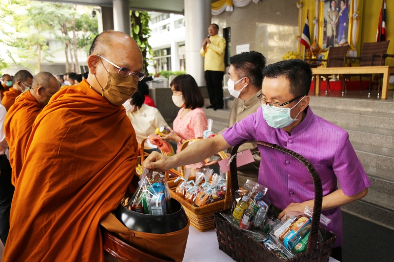 พิธีทำบุญตักบาตรข้าวสารอาหารแห้ง คณะสงฆ์จากวัดพระราม 9 กาญจนาภิเษก พระอารามหลวง