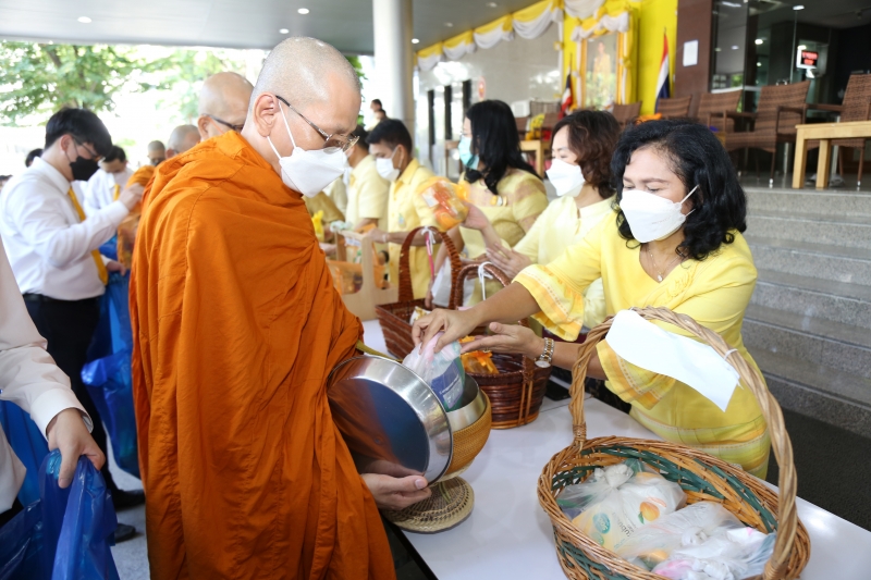 พิธีทำบุญตักบาตรข้าวสารอาหารแห้ง คณะสงฆ์จากวัดราชคฤห์วรวิหาร พระอารามหลวง เพื่อน้อมอุทิศถวายเป็นพระราชกุศลแด่ พระบาทสมเด็จพระบร