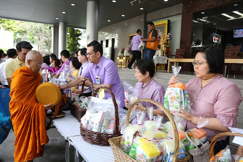 พิธีทำบุญตักบาตรข้าวสารอาหารแห้ง เดือนเมษายน 2562