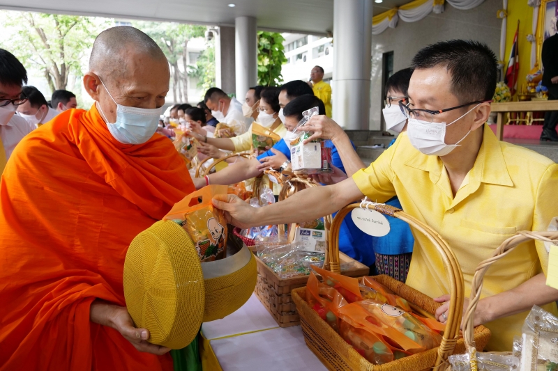 พิธีทำบุญตักบาตรข้าวสารอาหารแห้ง คณะสงฆ์จากวัดระฆังโฆสิตารามวรมหาวิหาร พระอารามหลวง เนื่องในเทศกาลขึ้นปีใหม่ พุทธศักราช 2566