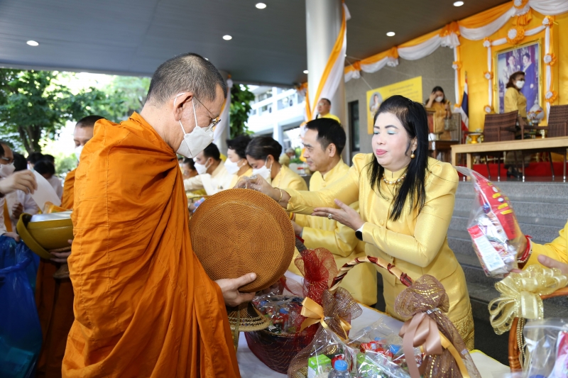 พิธีเจริญพระพุทธมนต์และทำบุญตักบาตร 
