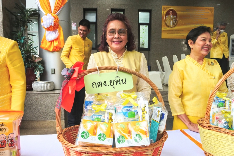 ทำบุญตักบาตร