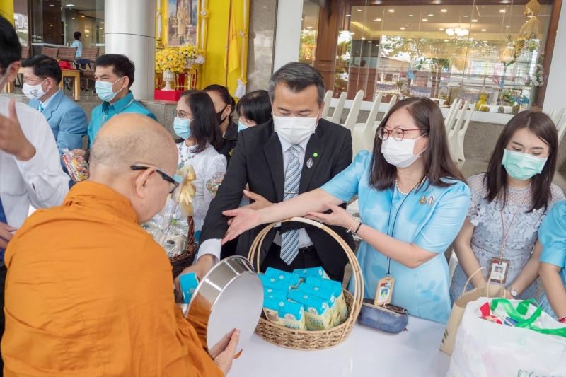 พิธีทำบุญตักบาตรข้าวสารอาหารแห้ง คณะสงฆ์จำนวน 9 รูป จากวัดเทพธิดารามวรวิหาร พระอารามหลวง เพื่อน้อมถวายเป็นพระราชกุศลและถวายพระพร