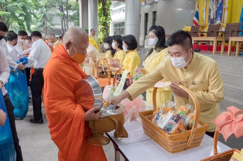 พิธีทำบุญตักบาตรข้าวสารอาหารแห้ง คณะสงฆ์จากวัดระฆังโฆสิตารามวรมหาวิหาร พระอารามหลวง เพื่อน้อมอุทิศถวายเป็นพระราชกุศลแด่พระบาทสมเ