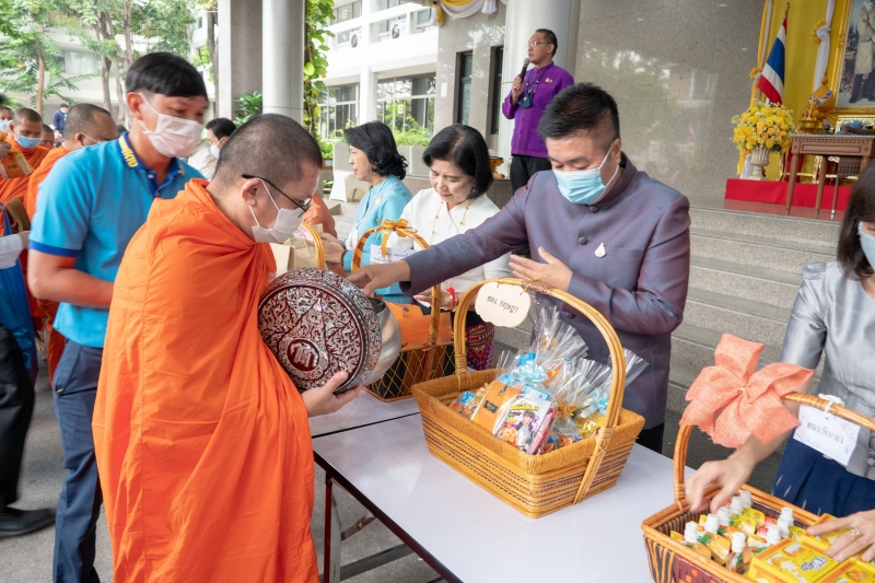 พิธีทำบุญตักบาตรข้าวสารอาหารแห้ง คณะสงฆ์จากวัดอินทรวิหาร พระอารามหลวง