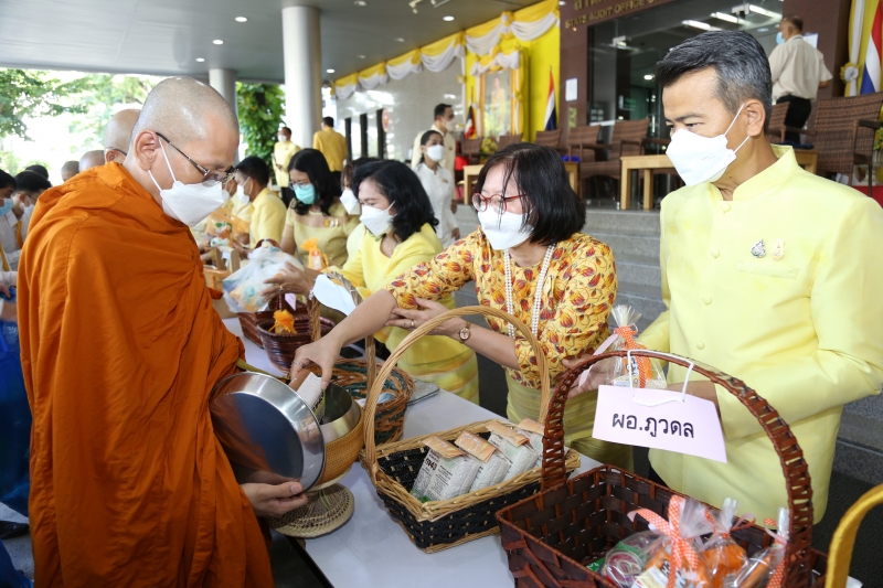 พิธีทำบุญตักบาตรข้าวสารอาหารแห้ง คณะสงฆ์จากวัดราชคฤห์วรวิหาร พระอารามหลวง เพื่อน้อมอุทิศถวายเป็นพระราชกุศลแด่ พระบาทสมเด็จพระบร