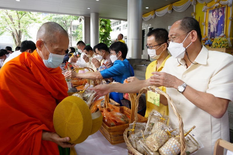 พิธีทำบุญตักบาตรข้าวสารอาหารแห้ง คณะสงฆ์จากวัดระฆังโฆสิตารามวรมหาวิหาร พระอารามหลวง เนื่องในเทศกาลขึ้นปีใหม่ พุทธศักราช 2566